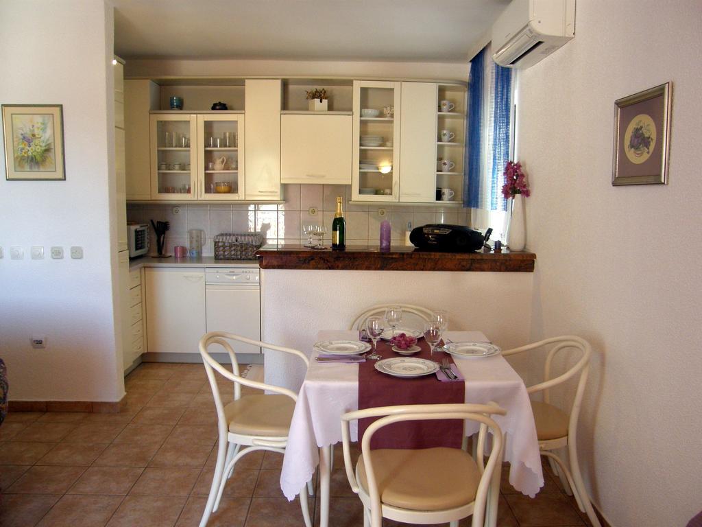 Apartments Mandic Tučepi Rum bild